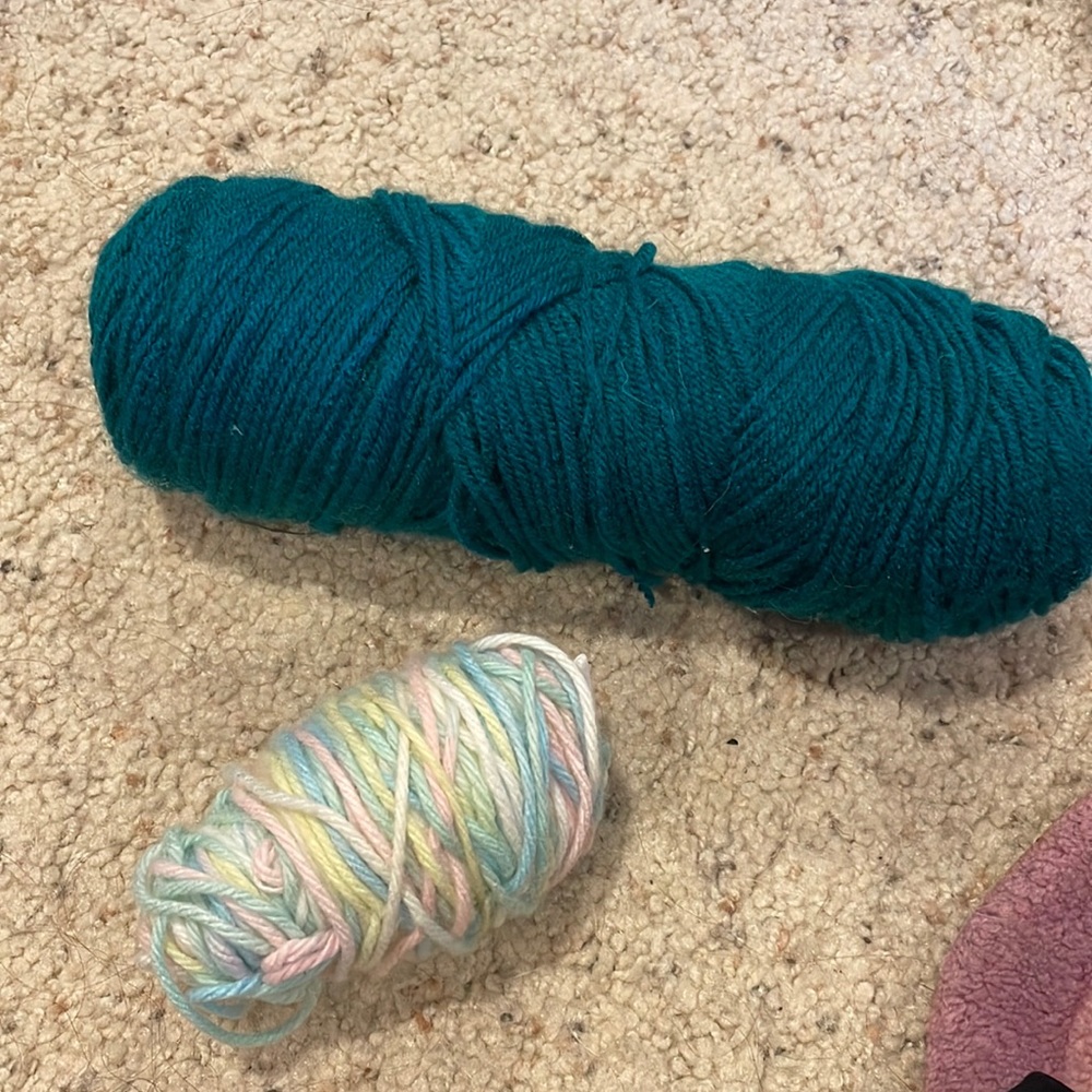 YARN — BLUE AND LIGHT MULTICOLORED